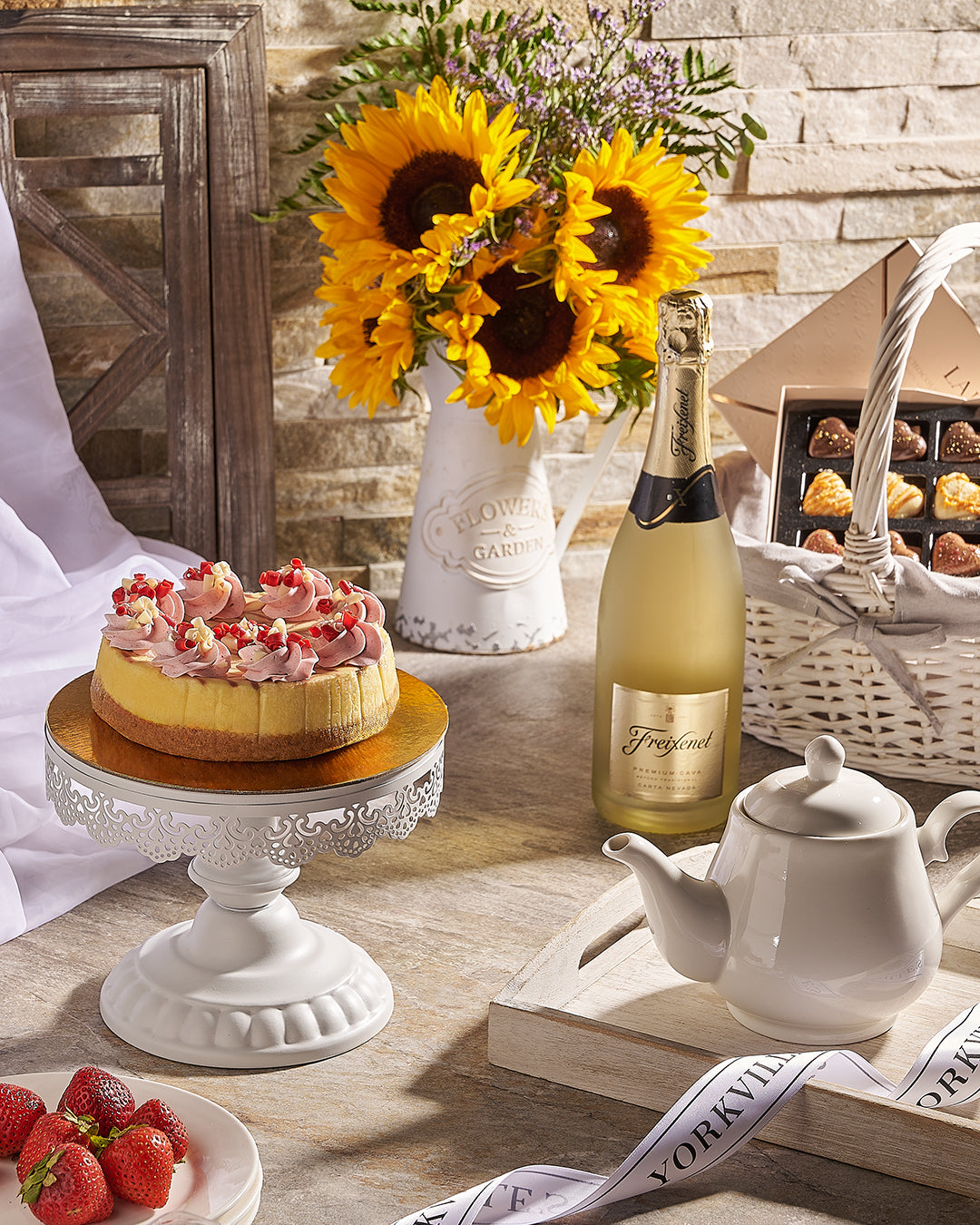 Yorkvilles luxury gift basket composition detail